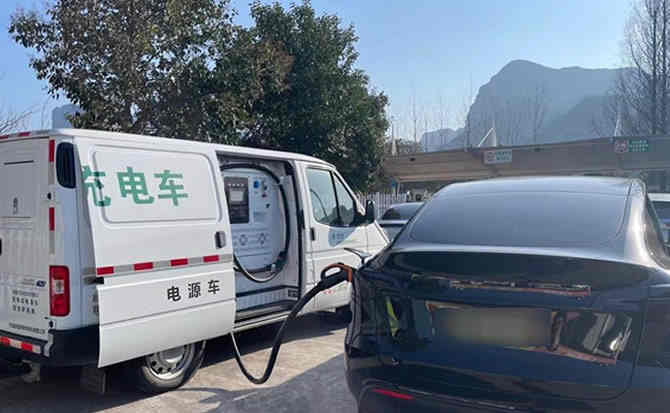 革吉汽车搭电